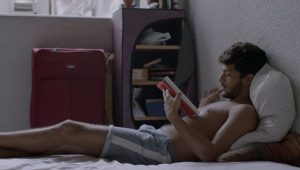 ‘Corpo Elétrico’, sobre jovem gay, foge de estereótipos e explora sensualidade